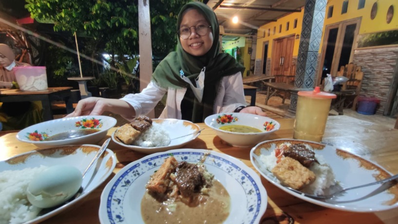 MENU MERAKYAT: Salah satu menu kuliner yang ditawarkan di Warunge Mbok Sum dengan harga murah dan rasa masakan yang khas.