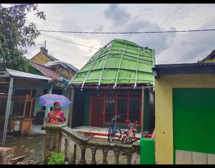 RUSAK PARAH: Kondisi rumah warga Dusun Dusun Betro Timur, Desa Betro, Kecamatan Kemlagi, yang terdampak angin kencang, Senin (7/3) petang.