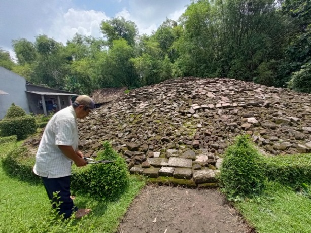 DILINDUNGI: Sukanan merawat area situs Candi Sumur Gantung, Desa Berat Wetan, Kecamatan Gedeg, kemarin (21/3).
