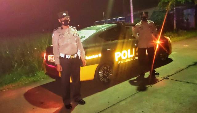 PREVENTIF: Petugas Polsek Jetis berpatroli di lokasi rawan kejahatan, Kamis (10/3) dini hari.