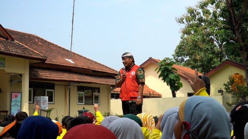BERCERITA: Anak-anak mendengarkan cerita dari pendongeng Kampung Dongeng Mojokerto Raya Nuris Andri Anata Kusuma di Gedung Literasi dan Pustaka, Kecamatan Sooko, Kabupaten Mojokerto, kemarin (31/3).