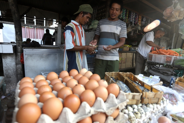 BAHAN POKOK: Pedagang beraktivitas di Pasar Perning, Kecamatan Jetis, kemarin (30/3). Menjelang bulan Ramadan, harga sejumlah komoditas bahan pokok mengalami kenaikan.