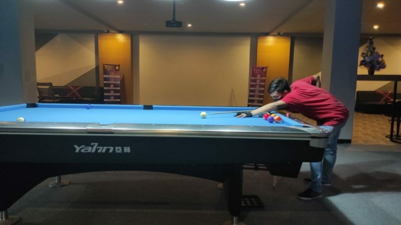 SENGIT: Pebiliar muda, Mochammad Taufik saat latihan rutin di pusat hiburan biliar jalan Majapahit Kota Mojokerto, pekan lalu.