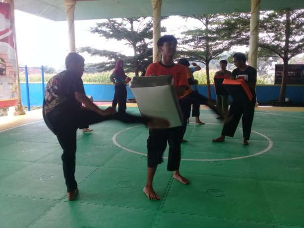 BERSAING KETAT: Pesilat Kabupaten Mojokerto berlatih keras persiapan praporprov di padepokan IPSI, Desa/Kecamatan Gondang awal Maret lalu.