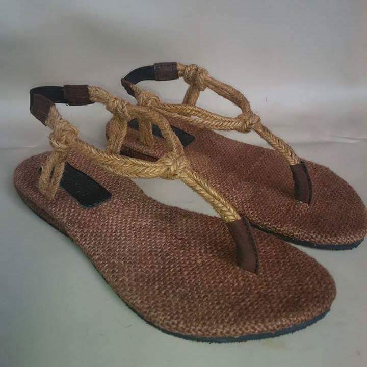 KHAS: Sandal jepit bernuansa etnik.