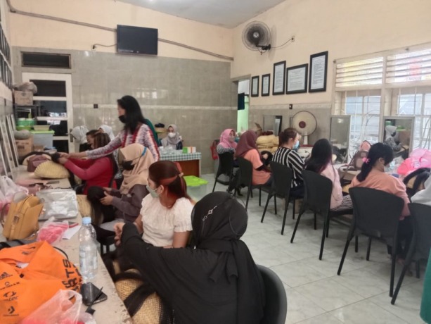 TELATEN: Ika (baju merah) mengawasi pelatihan tata rias yang dilakukan anak didiknya di Lembaga Kursus dan Pelatihan (LKP) Kharisma, kemarin.