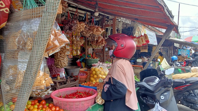 KEBUTUHAN PANGAN: Pedagang di Pasar Tanjung Anyar sedang melayani pembeli, kemarin. Menjelang ramadan, harga sejumlah bahan pangan mengalami kenaikan.