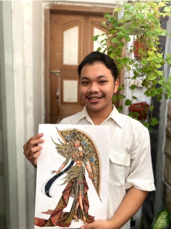 POTENSI: Herman Makruf menunjukkan desain kostum karyanya yang menjuarai National Costume Desigin Competition 2022.