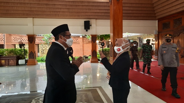 DILANTIK: Wali Kota Ika Puspitasari melakukan pengambilan sumpah dan pelantikan jabatan kepada tiga pejabat JPTP di Pendapa Sabha Kridatama Rumah Rakyat, Kamis (10/3).