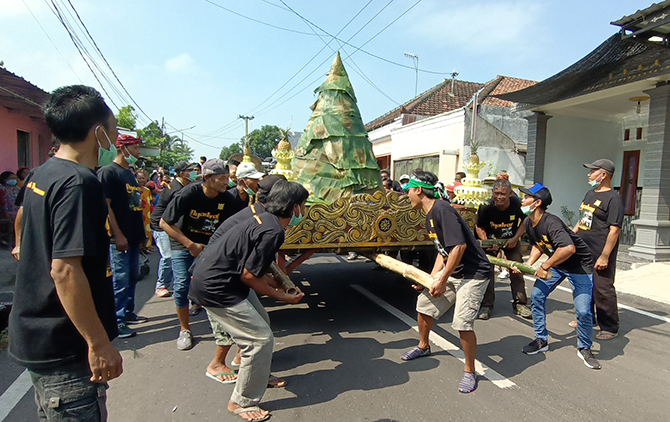 PAWAI BUDAYA: Warga mengangkat Tumpeng Ageng Lingkungan Kemasan, Kelurahan Blooto, Kecamatan Prajurit Kulon dalam tradisi arakan nyadran.