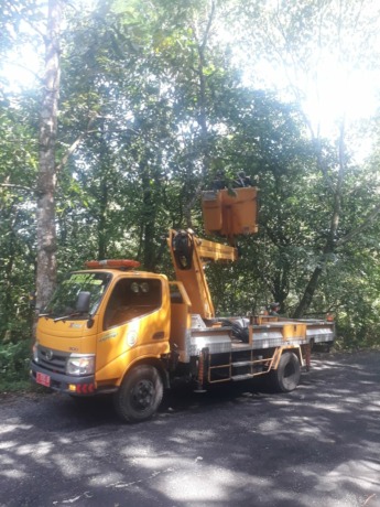 DISENTUH PERBAIKAN: Petugas DPRKP2 Kabupaten Mojokerto tengah memperbaiki sejumlah PJU rusak di Jalur Pacet–Cangar, Kabupaten Mojokerto.