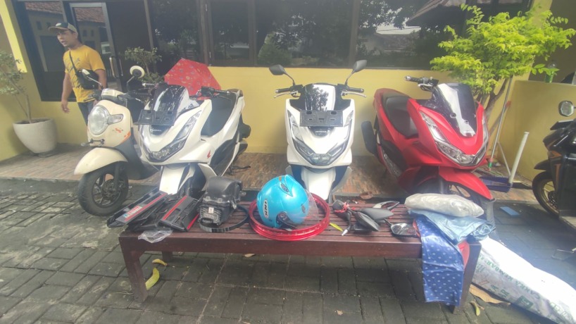 DIAMANKAN: Sejumlah barang bukti hasil tindak curanmor yang dilancarkan MM dan Moch Rizki kini telah diamankan di Mapolsek Mojosari guna kepentingan penyelidikan.