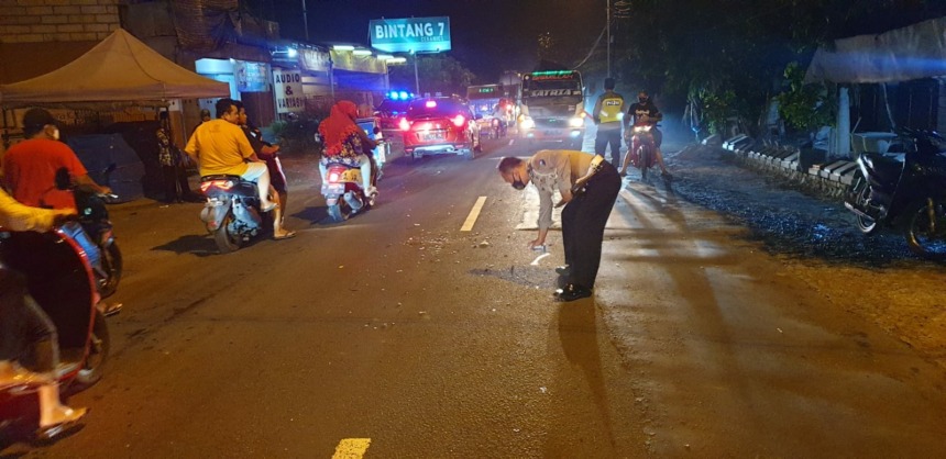 NAHAS: Petugas tengah melakukan olah TKP di Jalan Raya Desa Jatilangkung, Kecamatan Pungging, Jumat (11/3) malam.