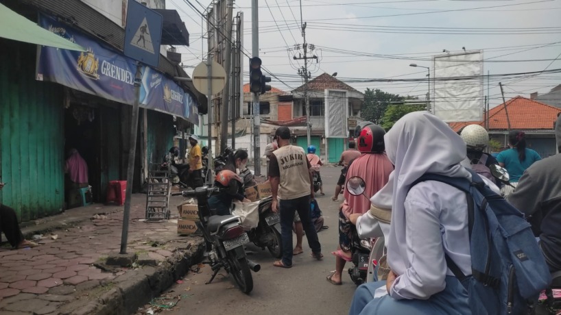 POTENSI PAD: Parkir di kawasan Pasar Sawahan, Kecamatan Mojosari, berpotensi menyumbang pendapatan daerah dari sektor retribusi jasa khusus.
