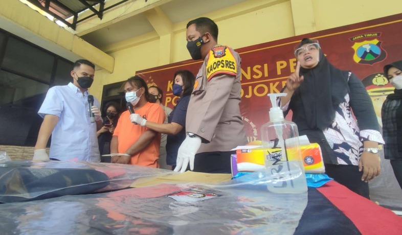 DIAMANKAN: Kapolres Mojokerto AKBP Apip Ginanjar bersama jajaran menunjukkan barang bukti yang diamankan saat konferensi pers di mapolres kemarin.