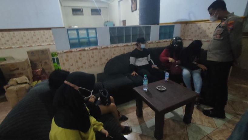 DIPERIKSA: Sejumlah pasangan mesum yang terjaring penertiban penyakit masyarakat tengah dimintai keterangan petugas di Kantor Satpol PP Kabupaten Mojokerto, Rabu (30/3) malam.