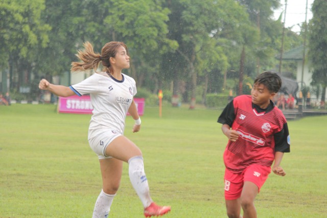 PUPUS: Striker Srikandi Majapahit, Rusdianna Retnosari ditempel ketat kapten Arema Women, Safira Ika Putri di final Regional Jatim Piala Pertiwi musim 2022, Selasa (15/3).