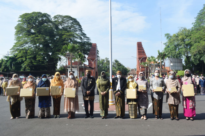 HARI KARTINI: Korps Pegawai Republik Indonesia (KORPRI) Kabupaten Mojokerto menggelar apel memperingati Hari Kartini yang dipimpin Bupati Ikfina Fahmawati di halaman kantor pemkab, kemarin (21/4)