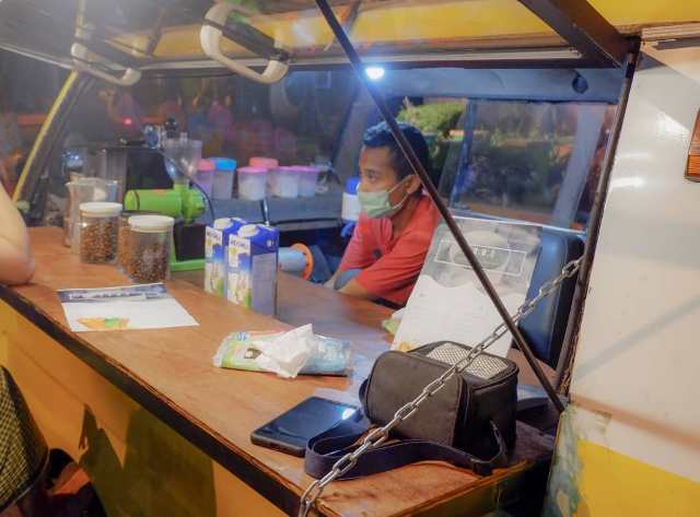 UNIK: Pelanggan Komo Coffe tengah menikmati kopi yang dijual keliling dengan mobil.