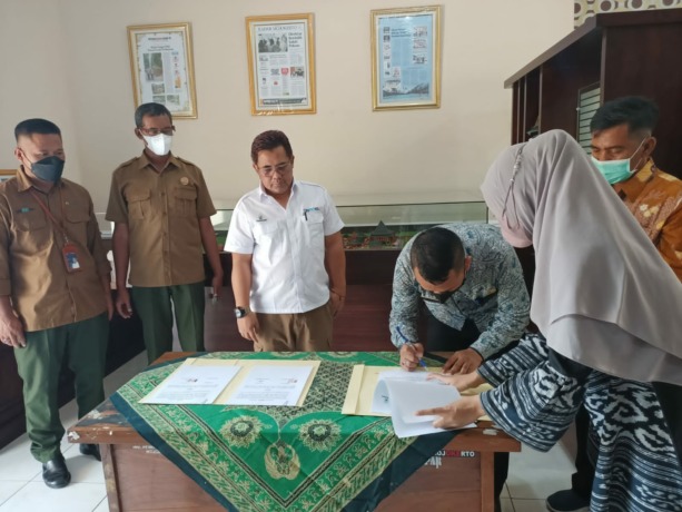 TITIK TERANG: Kepala Disbudporapar Kabupaten Mojokerto, Norman Handhito dan Senior General Manager Perum Perhutani KBM Ecotorism Jatim, Berthus Sudarmeidi, menandatangani perpanjangan PKS bagi hasil penjualan karcis objek wisata di kantor Disbudporapar Ja