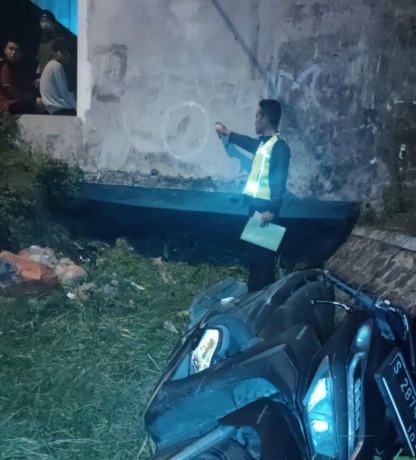 DIDALAMI: Petugas Unitlaka Satlantas Polres Mojokerto Kota melakukan olah TKP kecelakaan di Jalan Raya Desa Kemantren, Kecamatan Gedeg, Senin (18/4) dini hari.