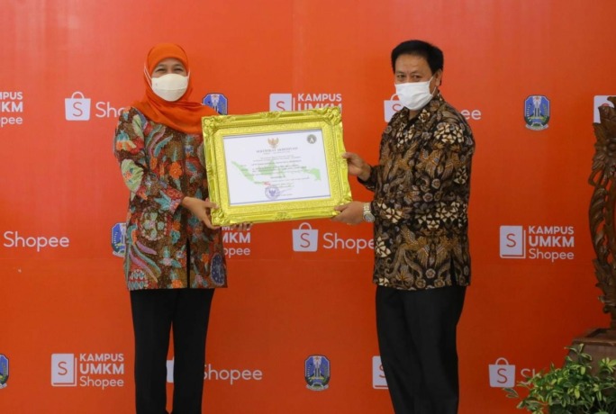PENGHARGAAN: Gubernur Jatim Khofifah Indar Parawansa mendapat penghargaan dari Kepala Perpusnas RI M. Syarif Bando saat acara Peningkatan Indeks Literasi Masyarakat untuk Kesejahteraan yang digelar Perpusnas RI di Gedung Negara Grahadi, Surabaya, Sabtu (1