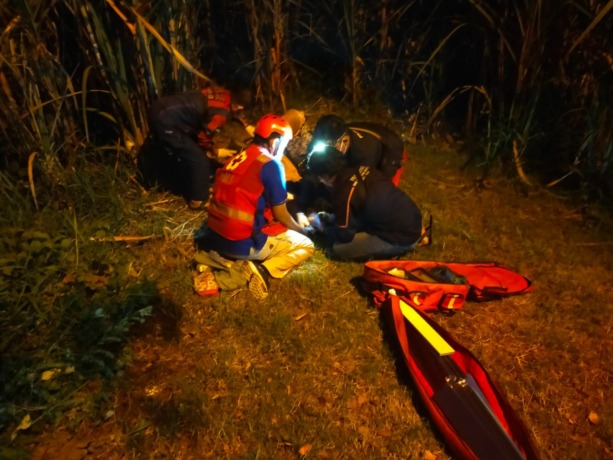 EVAKUASI: Proses evakuasi korban kecelakaan di Jalan Raya Dusun/Desa Batankrajan, Kecamatan Gedeg, Rabu (20/4) malam.