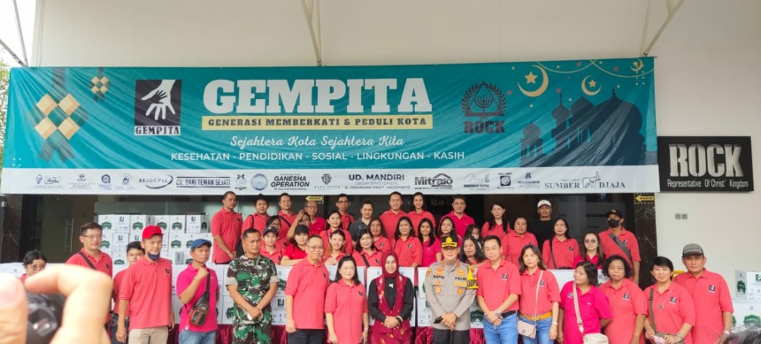 BERBAGI: Wali Kota Ika Puspitasari tuut hadir dalam kegiatan pembagian paket sembako oleh Gempita di GBI Rock, pekan lalu.