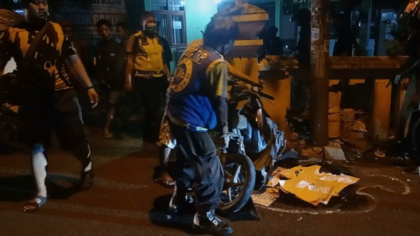 REMUK: Kondisi kendaraan korban kecelakaan maut di Jalan Raya Kelurahan Blooto, Kecamatan Prajurit Kulon, Kota Mojokerto, Sabtu (30/4) dini hari. (Yulianto Adi Nugroho/jawaposradarmojokerto.id)
