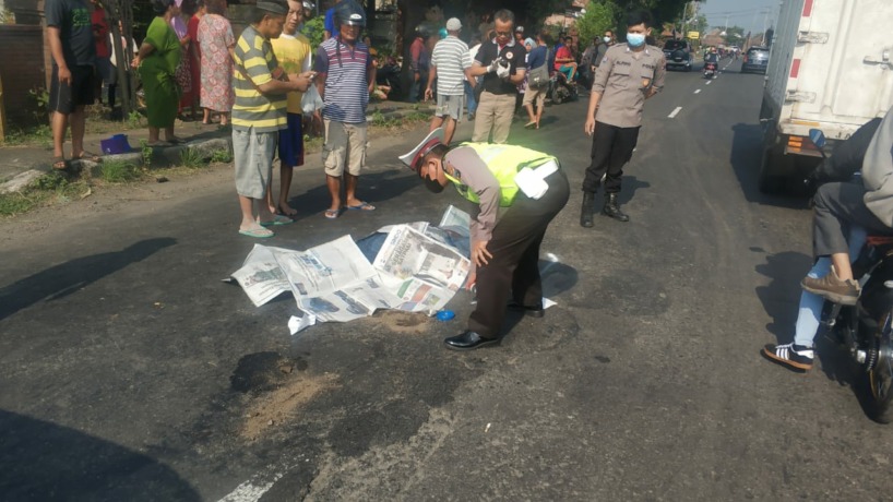 LAKA TEWAS: Seorang pemudik pengguna motor tewas setelah terlibat kecelakaan saat melintas di Jalan Raya Trowulan-Mojoagung, tadi pagi.
