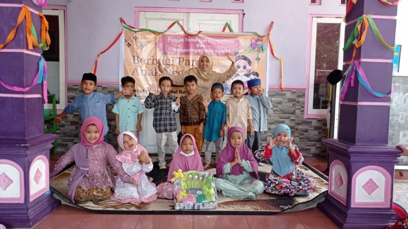 6.	Karya A. ZAKARIA bersama Bunda Janah.