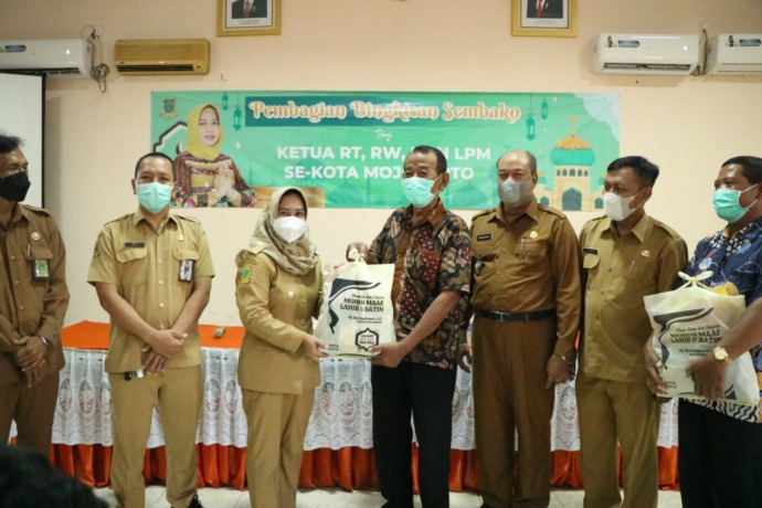 APRESIASI: Wali Kota Ika Puspitasari memberikan bingkisan Lebaran kepada seluruh Ketua RT/RW dan Lembaga Pemberdayaan Masyarakat (LPM) se-Kota Mojokerto jelang Hari Raya Idul Fitri 2022.