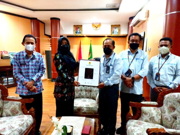 SINERGI: Manajer PT PLN (Persero) UP3 Mojokerto Puguh Prijandoko bersama jajarannya audiensi dengan Bupati Mojokerto Ikfina Fahmawati, Selasa (12/4).
