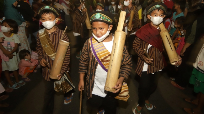 LOMBA PATROL: sejumlah siswa membawakan penampilan musik patrol dalam lomba patrol yang diadakan pemerintah Kota Mojokerto, tahun lalu. Selain memeriahkan bulan suci Ramadan acara tersebut sekaligus melestarikan seni budaya musik tradisi. (dok JPRM)