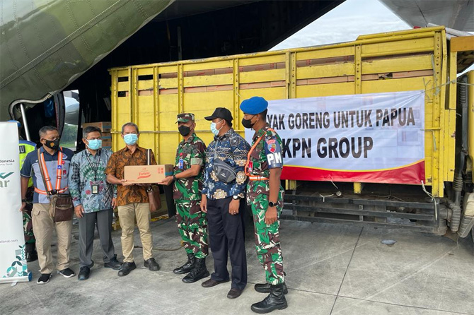 Kementerian Perdagangan dibantu aparat TNI-AU melakukan pengiriman stok minyak goreng ke Sorong, Jayapura dan Marauke untuk mendukung ketersediaan minyak goreng di Provinsi Papua dan Papua Barat. (Kemendag for JawaPos.com)