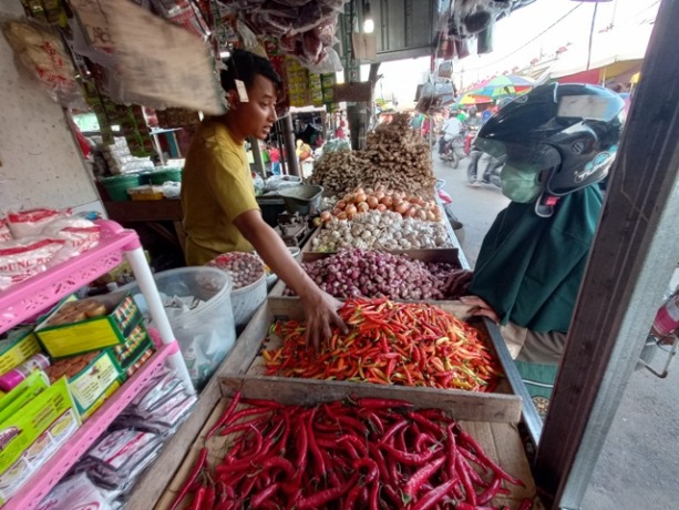 LESU: Pedagang di Pasar Tanjung Anyar, Kota Mojokerto melayani pembelinya kemarin.