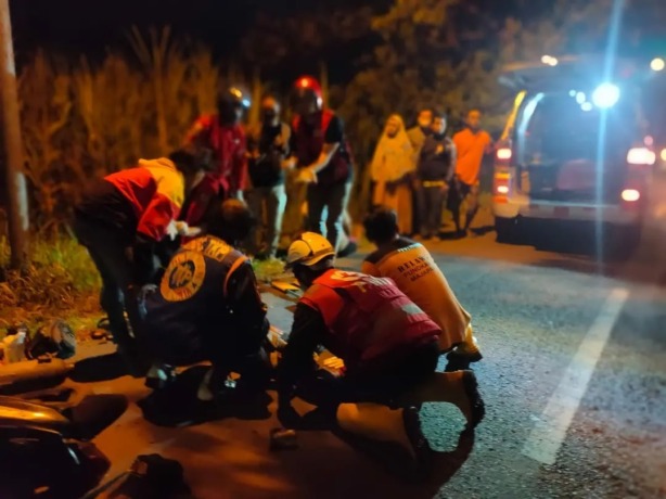 NAHAS: Proses evakuasi korban kecelakaan di Jalan Raya Dusun/Desa Batankrajan, Kecamatan Gedeg, Rabu (20/4) malam.