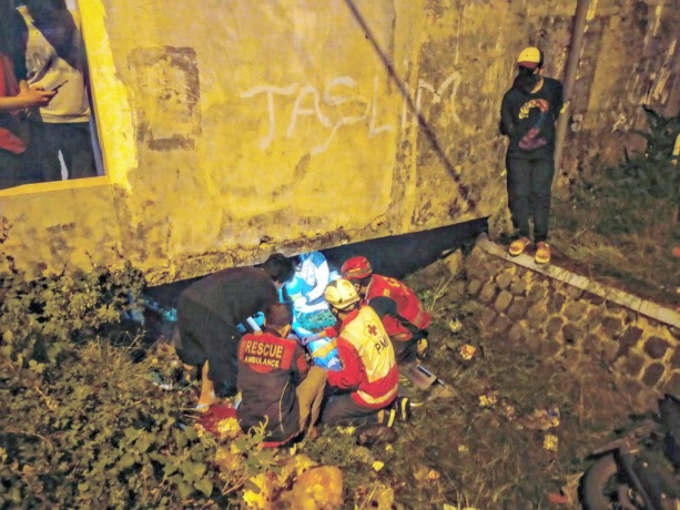 MASUK PARIT: Proses evakuasi korban kecelakaan tunggal di Jalan Raya Desa Kemantren, Kecamatan Gedeg, Senin (18/4) dini hari.