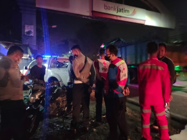 EVAKUASI: Proses evakuasi korban kecelakaan maut di Jalan Bypass simpang empat Mertex, Desa Lengkong, Kecamatan Mojoanyar, Minggu (10/4) malam.