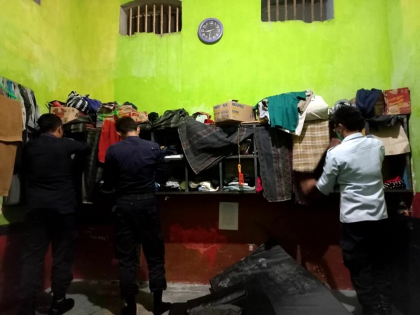 DISITA: Barang-barang terlarang yang ditemukan di kamar hunian warga binaan Lapas Kelas II-B Mojokerto, Minggu (3/4) malam.