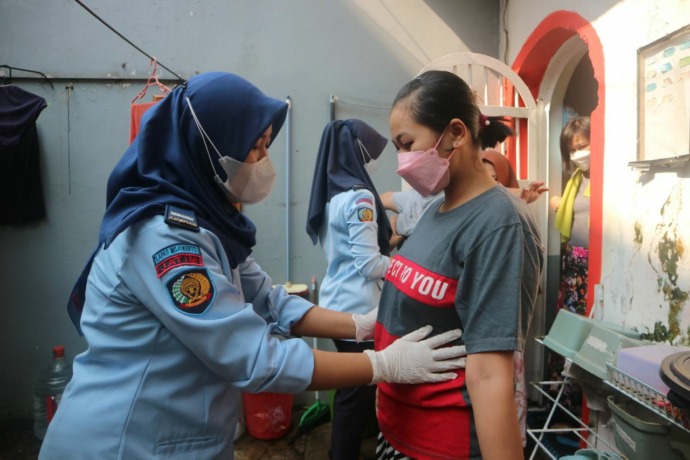 ANTISIPASI: Petugas Lapas Kelas II-B Mojokerto memeriksa napi wanita dan mengamankan barang terlarang kemarin.