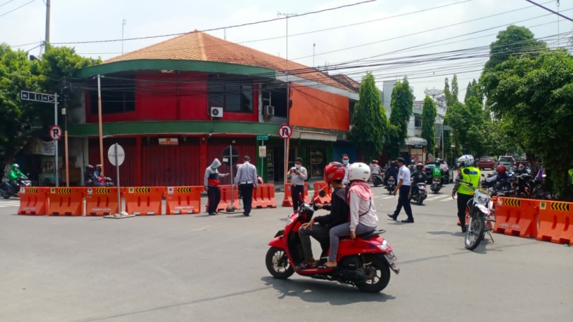 URAI KEMACETAN: Petugas Satlantas Polres Mojokerto Kota dan Dishub Kota Mojokerto bersiaga di lokasi pengalihan arus Jalan Bhayangkara, kemarin.