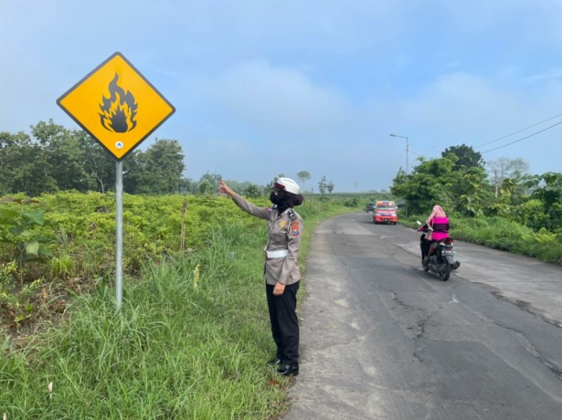 BARU: Petugas Satlantas Polres Mojokerto Kota memeriksa rambu lalu lintas yang dipasang di kawasan Hutan Watu Blorok, kemarin (5/4).