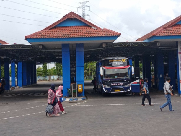OPSI MUDIK: Aktivitas bus dan penumpang di Terminal Kertajaya, Kota Mojokerto. Mendekati Lebaran, jumlah penumpang diprediksi mengalami kenaikan.