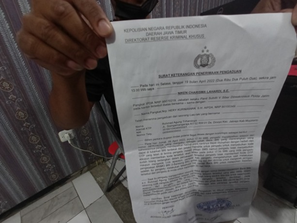 MISTERIUS: RAT menunjukkan bukti pengaduan kasus hilangnya saldo rekening miliknya secara tiba-tiba, kemarin.