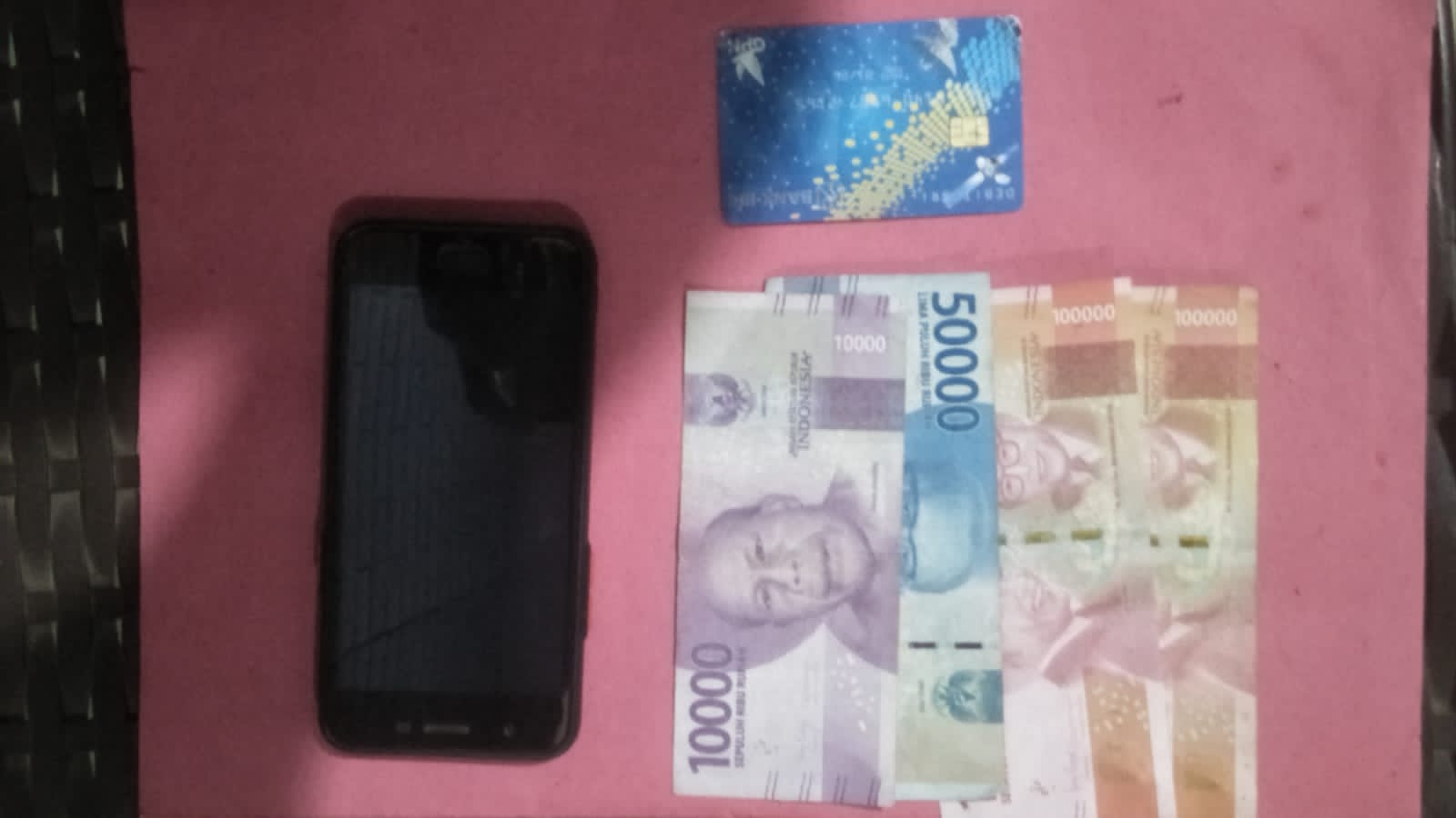 SARANA BERJUDI: Barang bukti yang diamankan Satreskrim Polres Mojokerto Kota dari tersangka bandar togel online.