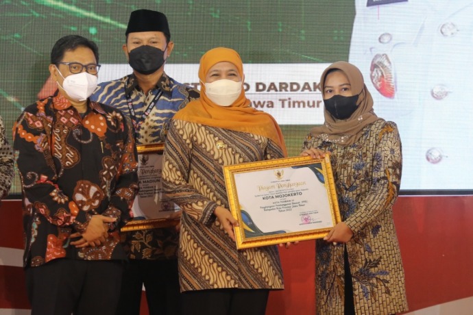 Plakat dan piagam penghargaan diterima oleh Wali Kota Ika Puspitasari dari Gubernur Khofifah Indar Parawansa dalam pembukaan Musrenbang RKPD Provinsi Jawa Timur di Ballroom, Shangrilla Hotel Surabaya, Selasa (19/4)