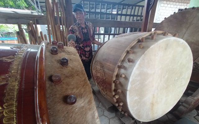 Perajin beduk asal Dusun Sidotangi, Desa Balongsari, Kecamatan Gedeg.