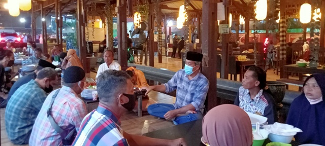 BULAN BERKAH: Direktur JRPM M. Nur Kholis memberikan sambutan saat silaturahmi JPRM dengan agen yang dikemas acara buka puasa bersama di RM Dewi Khayangan, Sooko, kemarin.