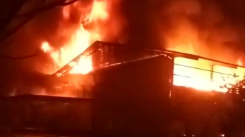 BLAR: Suara dentuman keras seperti ban truk meletus didengar warga disusul kebakaran di pabrik mebel berbahan rotan, PT Bumi Rotan Jaya di Desa Wonosari, Ngoro, Mojokerto. Warga yang tinggal di dekat pabrik ini mendengar satu kali ledakan.